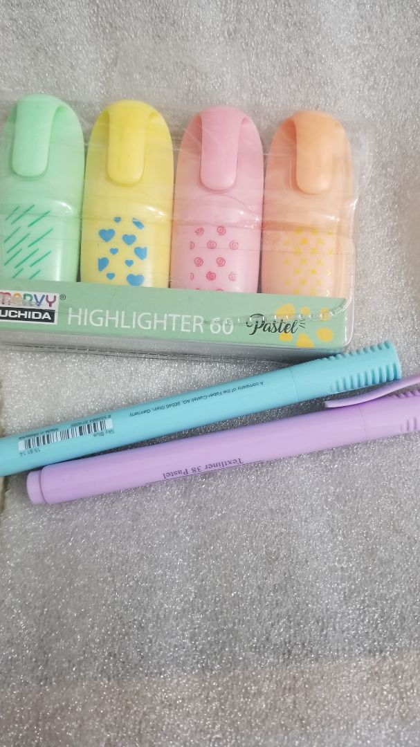 vỏ bút đẹp và cầm chắc tay. Màu tím đúng tông pastel, không đậm không nhạt. Khi tô sẽ hơi đọng mực lại ở phía cuối nếu đè mạnh và giữ. Nhìn chung rất hài lòng