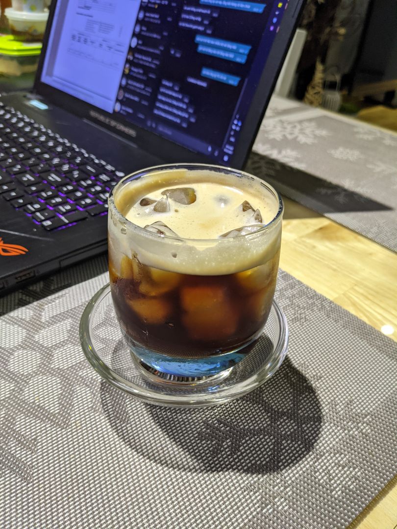 Cả năm nay mình mua của hãng khác. Mùa dịch này không thể mua được nên đặt hàng của shop. Hạt cafe rang light không dầu, chất lượng tốt và mùi vị Arabica pha bằng Máy Espresso cực ổn : Vị nhẹ, mùi thơm, ngọt vị đầu và đắng nhẹ sau khi uống. Mong sao shop giữ được chất lượng qua thời gian. thank you