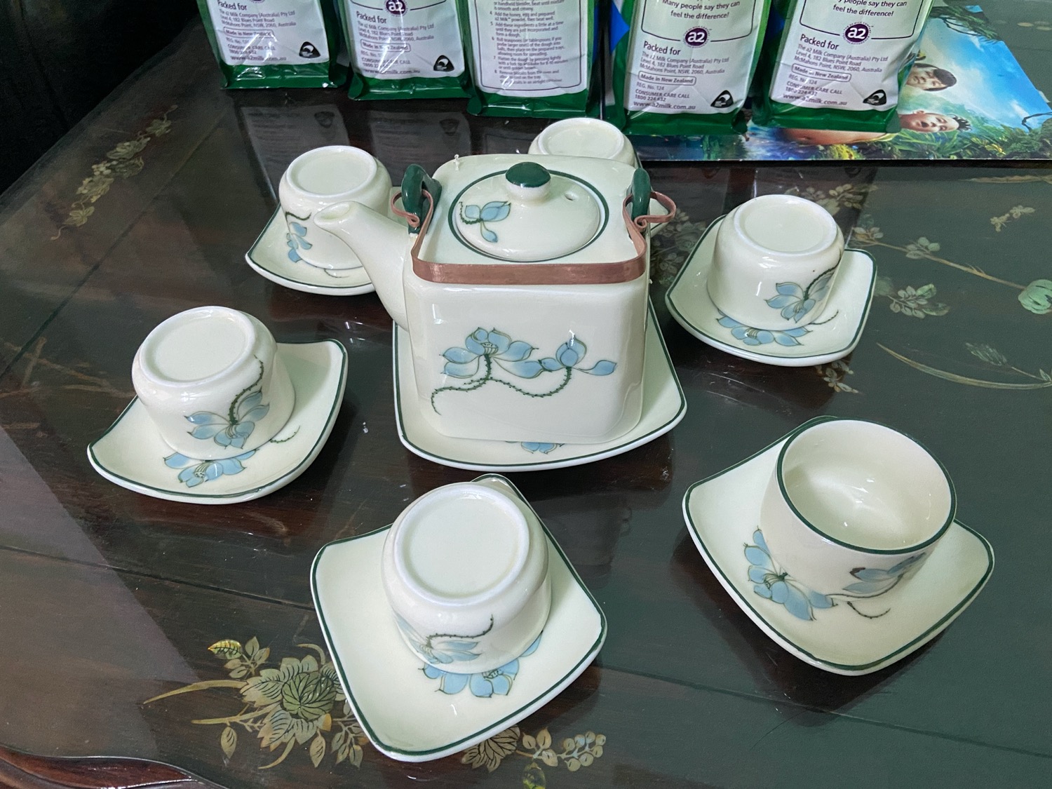 Tôi đặt Bộ ấm chen men kem vẽ hoa anh đáo xanh gốm sứ Bát Tràng nhưng hàng nhận được là Bộ ấm chén men kem vẽ hoa sen, giá cả của 2 bộ này lại chênh lệch với nhau nữa. Yêu cầu Tiki hỗ trợ thu hồi và giao đúng sản phẩm mà tôi đã đặt.