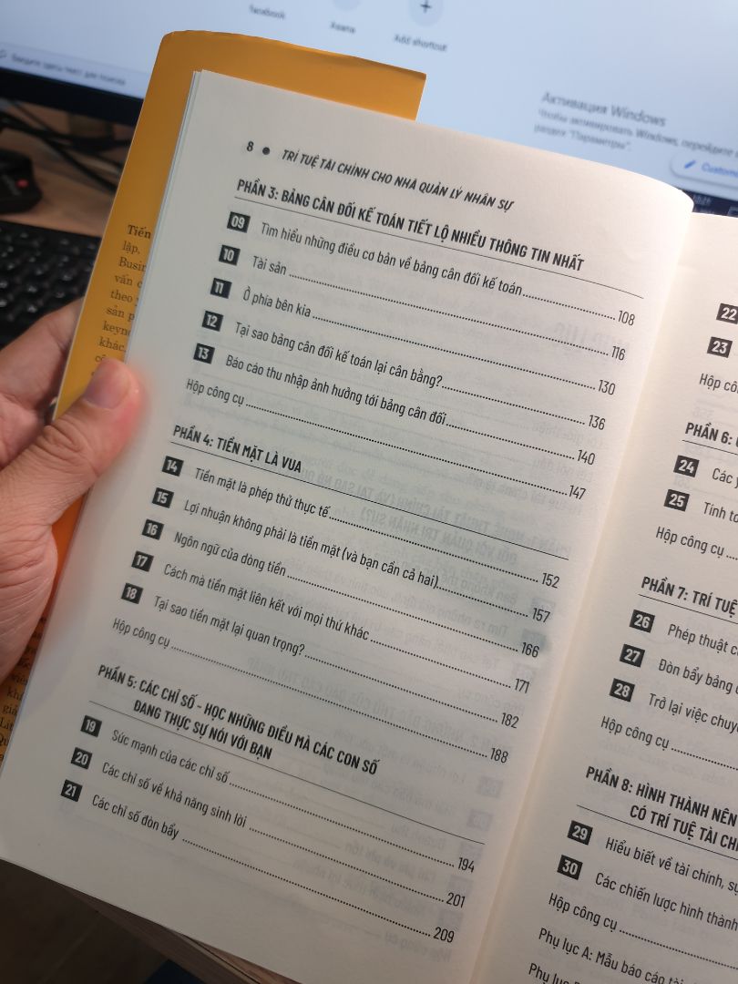 m đặt mua vì  tiêu đề sách là dành cho nhân sự, khi đưa về nhà mở ra, thì chỉ là sửa lại chút mục lục, đưa thêm vài gạch đầu dòng về nhân sự cho có - còn lại nội dung y hệt cuốn trí tuệ tài chính của 3 tác giả. việc làm Pr của bên VNHR - tự sửa tên tiếng anh của sách, thêm nội dung vào làm pr này rất phản cảm. Nội dung sách chỉ đơn thuần về tài chính căn bản thì rất hay, còn về tài chính cho nhân sự thì quá dở. nên mua khi bạn đọc hiểu tài chính, còn về nhân sự thì vô giá trị