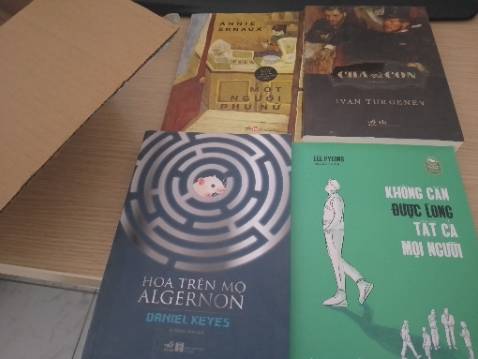 Sách không có bọc ngoài, nội dung sách chưa đọc nên mình chưa biết. Thời gian giao hàng báo 22 nhưng 23 mới giao