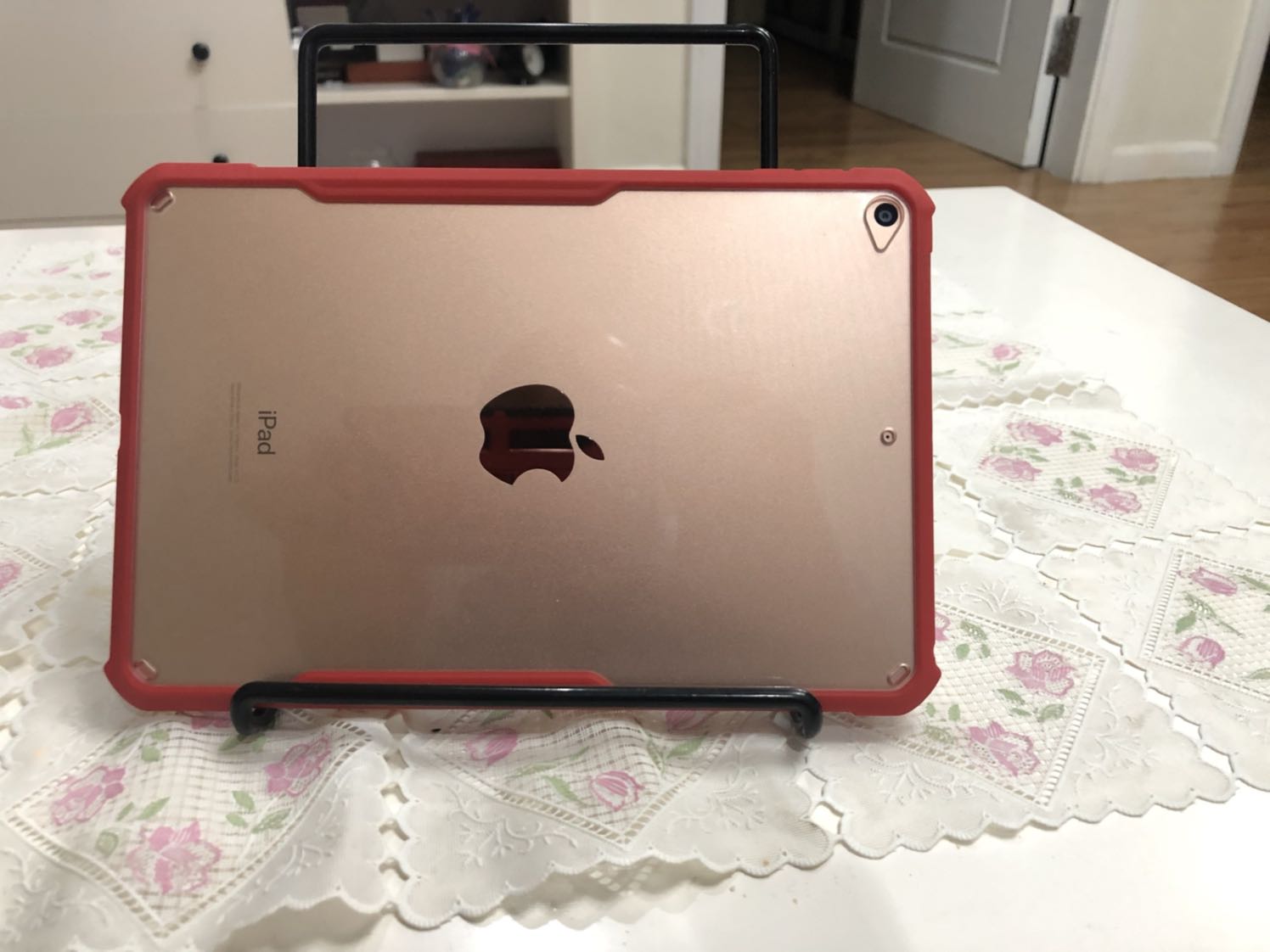 Ưu điểm: ốp nhẹ, đẹp, nhìn sang chảnh như hình
Nhược: bám bẩn vân tay, 
Lưu ý: ảnh chụp với iPad mini 5 đã dán cường lực, các bác yên tâm dán cường lực để bảo vệ trước và sau.