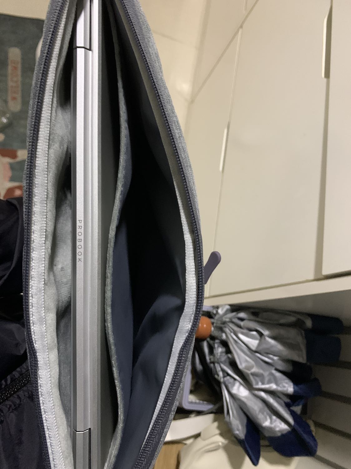 Giới thiệu kỹ càng. Nhìn chung mình thấy khá thực dụng. Bạn nào chân chính chưa đụng tới may vá bao giờ đọc cái này tự mày mò thêm là có thể tự may đồ cho mình rồi