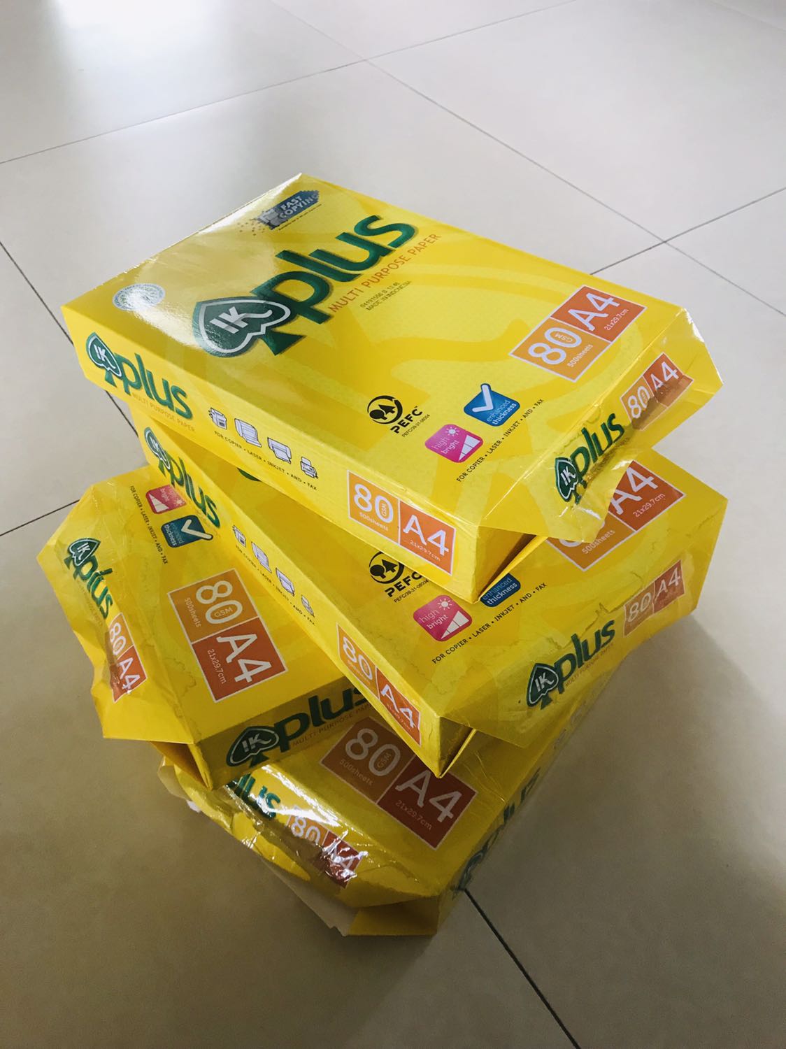 Lần đầu tiên mua hàng của tiki mà mình phải đánh giá dưới 5 sao. Thùng giấy bị ướt đúng phần các tệp giấy bị mở ra xem bên trong (mở từ trước như trên ảnh) nên giấy bên trong bị quăn và ố vàng. Đợi hàng hơi lâu. Shipper thân thiện như mọi khi và có nhắc mình đổi hàng nếu bên trong bị ảnh hưởng, nhưng mình hiện đang cần gấp nên quyết định không đổi. Mong shop và bên kho vận chuyển bọc hàng kĩ lưỡng hơn và cẩn thận hơn ạ