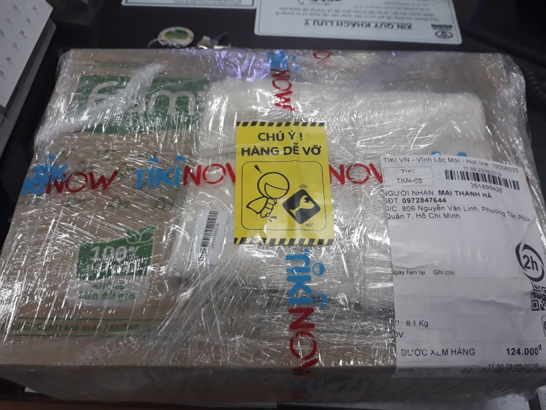 Về sữa chắc ai cũng từng uống rồi, chất lượng khỏi chê, hàng mới sản xuất và hình như sản phẩm cũng mới có trên tiki, sx 04/06 hạn sử dụng tới cuối năm. Về tiki thì mình luôn luôn hài lòng tất cả, vận chuyển nhanh, 2 tiếng đã nhận đc hàng vì tikinow, đóng gói thì quá cẩn thận luôn, có đi trời mưa lớn cũng k sao. Về giá đang khuyến mãi nên giá rẻ, lại còn đc tặng túi Fami nữa, dễ thương và đẹp. Cảm ơn tiki ???