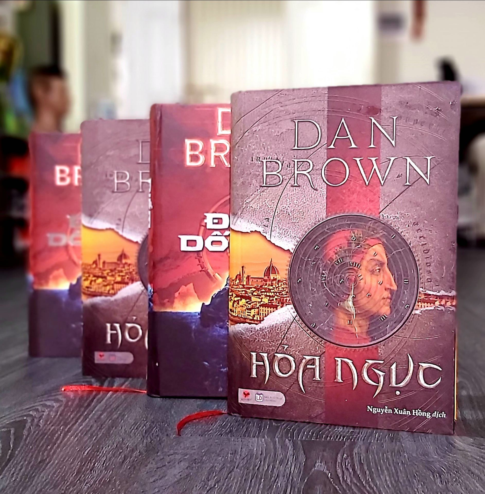 "Trong tác phẩm vô cùng hấp dẫn và kịch tính này, Dan Brown lại một lần nữa “tự phá kỷ lục của chính mình”. Hỏa ngục thực sự là một cuốn sách vô cùng thú vị, một tiểu thuyết làm say lòng độc giả bằng vẻ đẹp của nghệ thuật, lịch sử và văn học kinh điển Ý, đồng thời cũng đặt ra những câu hỏi nhức nhối về vai trò của khoa học trong tương lai của chúng ta."
Sách đẹp, dày dặn cầm chắc tay. Thiết kế bìa sách mang phong cách cổ điển. Mình áp mã khuyến mại và Tiki xu nên được giá yêu thương 57k 🥰.
Dịch vụ Tiki 5 ⭐⭐⭐⭐⭐