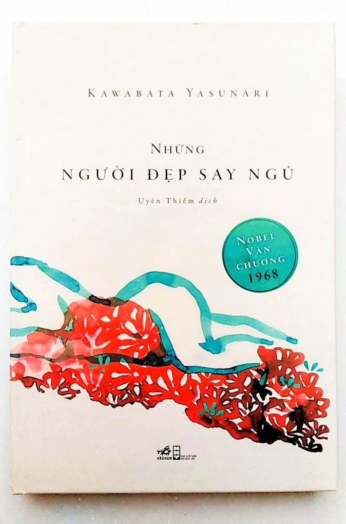 Dưới bàn tay tài tình của Kawabata Yasunari, câu chuyện tưởng trần tục và nhạy cảm lại trở nên đẹp đẽ vô ngần. Lúc nào cũng vậy, đọc Kawabata Yasunari cứ như ngồi trong một khu rừng hoang sơ đầy ảo mộng mà thường thức một tách trà thơm và nhìn ngẫm về đời người, tất cả toát lên một vẻ đẹp tuyệt hảo, nơi thực và ảo, đẹp và buồn hòa điệu với nhau thành sâu lắng.
Ông lão Eguchi sáu mươi bảy tuổi đến một căn nhà kì lạ, nơi khách hàng là những ông già không còn chức năng sinh lý sẽ được ngủ với một cô gái *** hoàn toàn và chìm sâu vào giấc ngủ mà không được trái với các quy tắc riêng. Những kí ức thời trẻ hiện về trong Eguchi từ vẻ đẹp của những cô gái ngủ say. Câu chuyện tưởng như không có gì lại gây nên trong ta những xao động lớn. Một tác phẩm xuất sắc đem đến nhiều giá trị, trẻ già đọc đều rút ra đựơc những ý nghĩa nông sâu.
Gói hàng cẩn thận nhưng sách hơi cũ và bị "chấn thương" tí. Không sao, nội dung của nó đủ làm tôi tê tái