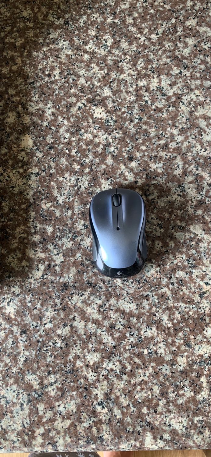 Hàng giao nguyên hộp, chưa mở, có pin để dùng luôn. Chuột M325 cỡ vừa, đầm tay, hơi nặng nên phù hợp đàn ông. Di chuyển khá chính xác và có chức năng Unifying cho cả đầu thu và chuột. Khi chuột kém nhạy thì chỉ cần vệ sinh kỹ là hoạt động tốt trở lại. 
Tiki giao hàng nhanh, bao bì phù hợp.