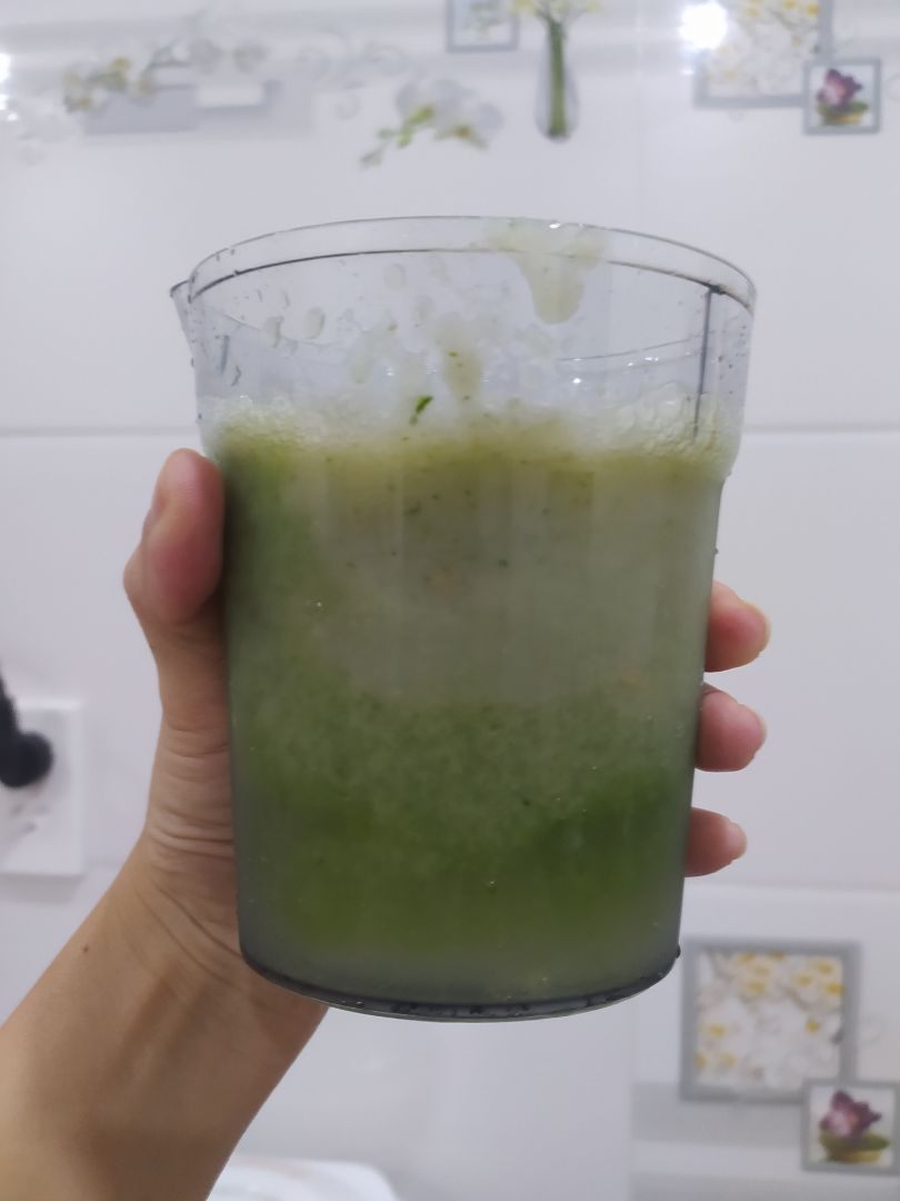 máy đẹp, cũng nhỏ gọn. tháo lắp - vệ sinh dễ dàng. 1 nắm tay cần+3 quả ổi+ 1 quả dưa Leo là full hộp. muốn ép nữa thì thì gỡ bỏ xác rồi ép tiếp chứ ko nó sẽ bị ra ít xác qua bên nước ép nhé. Nói chung mình thích loại ép này hơn là ép xay chậm nhé. vì như cà chua, ép xay chậm nó ra luôn cả bột bột đặc rất khó uống, ngán. hình trên là 1 quả ổi+ 1 quả dưa Leo ép ra một ly v đó. 
Dùng đc nhiều ngày rồi chưa thấy có lỗi gì