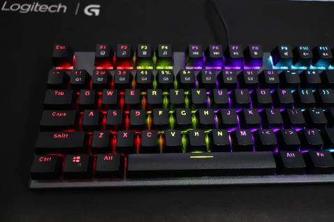 Quá rẻ. Hoàn thiện tốt trong tầm giá, ở ngoài đẹp hơn trên hình nhiều, miếng nhôm bên trên cứng cáp, rất chắc chắn, chỉ tiếc cái là led cố định dưới mỗi phím, ko phải led rgb có thể chỉnh được màu. Hãng nên đổi kiểu in chữ mặt sau, nhìn như kiểu bị lem ko đc đẹp. Hóng ra bản 104 phím