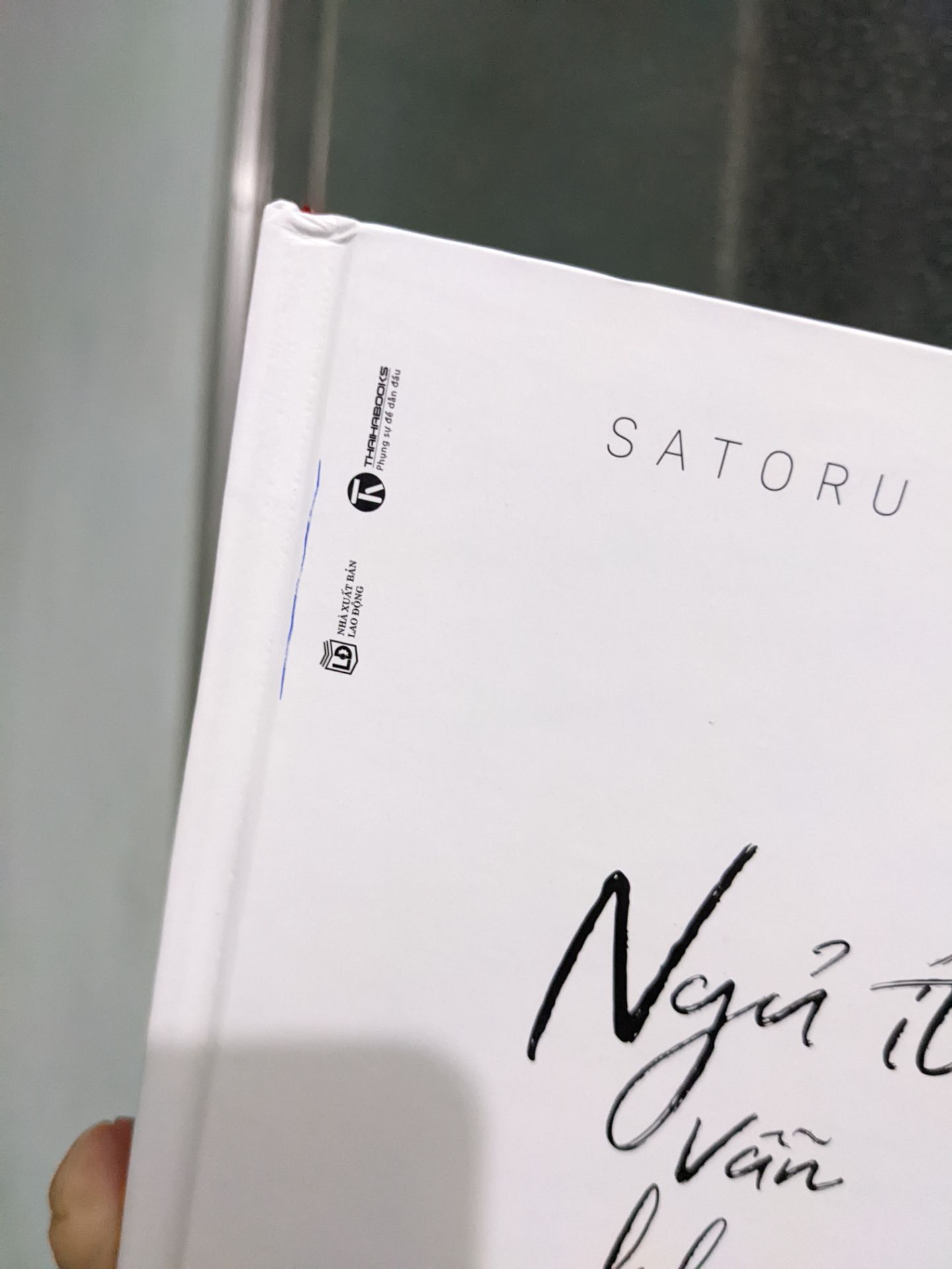 Có vết mực xanh của bút bi rõ dọc bìa sách, do chụp lên màu khác, chất lượng bên trong nói chung là ổn, lỗi phía nhà sách không phải do vận chuyển, cho 3 sao. Mong shop bảo quản sách tốt hơn.