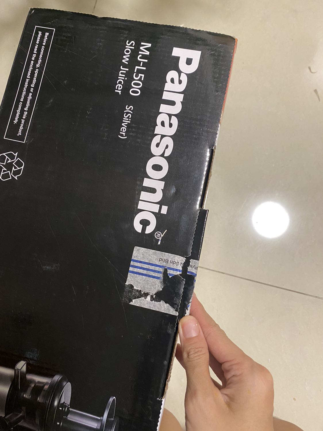 Hàng mua về có dấu hiệu tháo tem, nhưng mà mình nghĩ do để viết phiếu bảo hành. Hàng hoá mới toanh k có dấu hiệu xài rồi nên rất yên tâm.
Máy nặng tay, lắp đặt cũng một chút khó khăn đòi hỏi tỉ mỉ và để ý. 1-2 lần đầu ko quen nên khó lắp được nhưng nếu đọc kỹ lại cuốn hướng dẫn là ok. Để ý phần này nhé mọi ngươi

Về máy khi sử dụng, đúng la ép chậm thật so với máy bình thg, nhưng lợn cơn vẫn nhiều nên thanh ra sẽ mất công phu phần lọc lại lần nữa. Mình chưa xài máy ép chậm trc đây. Nên k biết tất cả các máy có như vầy không. Tuy nhiên đây vẫn là điểm trừ.
Hqua mình ép thử cà rốt thì mọi thứ trơn tru.
Qua ép thơm và cần tây thì bị kẹt. Chắc do bản chất cần tây sợi nhiều quá, lần sau mình thử cắt nhỏ hơn xem sao. Bị kẹt nên phải tháo ra gỡ các phần sợ của cần tây vướng mắc lại 2 lần mới epa tiếp đc. 

Còn lại về chất lượng máy, cách hoạt động, chất lượng nước ép ra thì mình khá hài lòng. 
Tổng quan mình vẫn đánh giá cao máy. Cũng đợi làm 1-2 lần nữa cho quen. Dù sao mây ép chậm cũng lắm công phu hơn máy thường nên đòi hỏi kiên nhẫn tỉ mỉ, cận trọng khi dùng :)