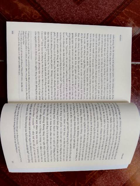 Nội dung sách cũng hơi khó đọc. Xen vào giữa các phần mô tả là góc nhìn rất riêng của tác giả về thiên nhiên, sự hòa hợp của con người với tự nhiên, và cuộc sống.
Đánh giá 2 sao vì sách bị thiếu trang, phần kết luận đang hấp dẫn thì lại mất trang.