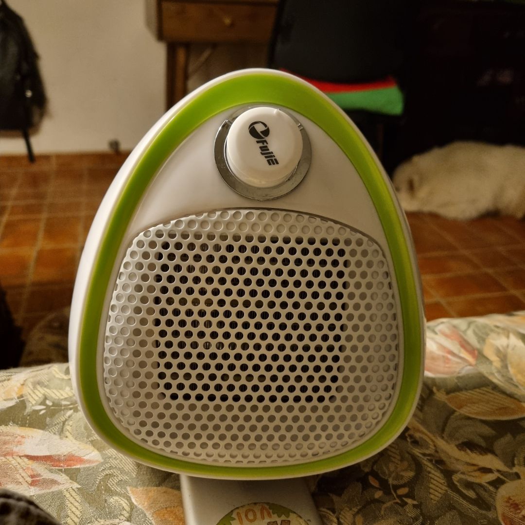 Quạt xinh, nhiệt vừa phải khi dùng gần. 2 ngày đầu mình dùng ấm bình thường không sao, sang ngày thứ 3 máy bắt đầu ngắt điện, có thể do mình dùng nhiều quá nên mình cho máy nghỉ một đêm, sáng nay bật máy chạy bình thường một lúc thì ngắt nhiệt, chỉ có gió mát :'