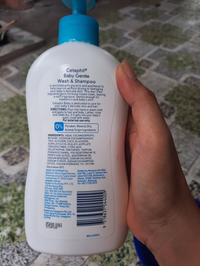 Mùi thơm dịu nhẹ, hy vọng là hợp với da nhạy cảm của con mình. Tem mác đầy đủ nhe các bạn, tại con mình xé ra như vậy áh. Mùi thơm dịu nhẹ, hy vọng là hợp với da nhạy cảm của con mình. Tem mác đầy đủ nhe các bạn, tại con mình xé ra như vậy áh.