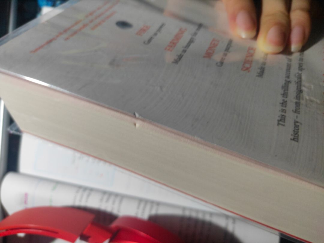 Lúc nhận sách mở ra rất hài lòng vì được bao bọc khá kĩ, nhưng lúc tháo bao sách ra hơi thất vọng vì những điều này. Chắc sách để lâu nên bị va vào đâu đó. Anw, mình quan tâm tới nội dung sách là chính thôi nên vẫn cho 5 sao.