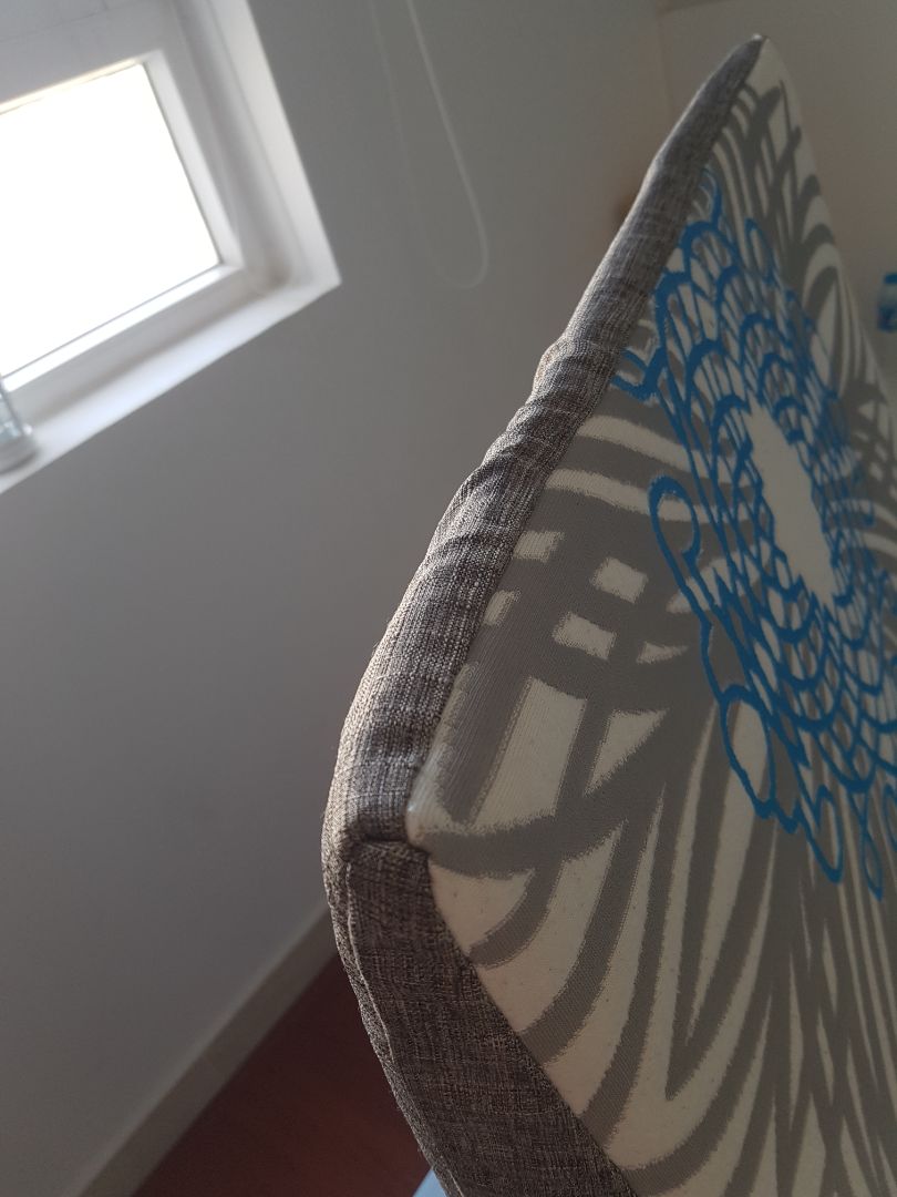 Ruột tốt. Bao gối đẹp, dày.

Nhưng vì bao gối hơi dày và chật, khiến cho chỗ ruột mỏng bị cong cuốn (ko thẳng đc) gây cộm lưng.

Trc đây mình có mua 1 gối High-sleep (giá gấp đôi gối này), bao gối mỏng mềm hơn, ruột cũng mềm hơn, nằm rất thoải mái.
Nói chung thì tiền nào của đó.