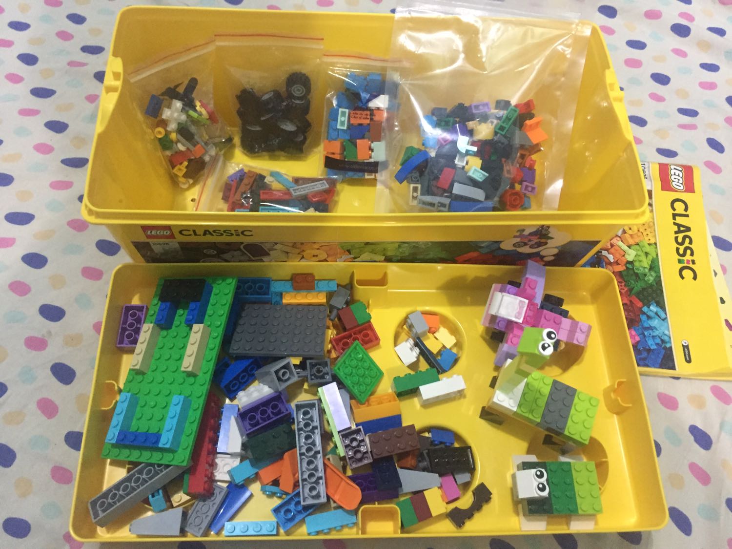 Lần đầu mình mua LEGO, trước đó cũng đọc đc nhiều nhận xét tốt của mọi người...nhưng thực sự chưa hài lòng lắm về sản phẩm! 
Mình xin phép đc review có tâm xíu nên viết hơi nhiều ạ ?
Ưu:
Màu sắc rất đẹp, chất liệu tốt, nhiều chi tiết thoả sức sáng tạo, mảnh ghép sắc nét và tỉ mỉ, yên tâm về xuất xứ. Bé 3 tuổi có thể xếp xe cộ siêu nhân hay đồ vật, con vật đơn giản. Mẹ cũng tha hồ xếp hihi
Nhược: 
Chi tiết hơi nhỏ đến rất nhỏ như các viên tròn để làm mắt chẳng hạn, chưa đến 1cm. Các bé 3 tuổi chơi nên có sự giám sát của người lớn! Còn không thì nên cất bớt các chi tiết nhỏ xíu đến khi bé đủ lớn để ko "buồn buồn lỡ nuốt".
Thất vọng về thiết kế hộp đựng và bao bì. Hộp nhìn to vật vã nhưng đựng chỉ 1/3, ko hiểu làm hộp to cồng kềnh vậy chi trong khi ko chia ô đựng phân loại các chi tiết. Vs điều này thì ko tương xứng vs giá thành và thương hiệu.
Khi mở hộp ra, các chi tiết đc bỏ vô bịch ni lông mỏng dánh phân theo màu, nhưng bịch này chỉ xé ra rồi quăng thui. Rồi xong nguyên mớ lộn xộn, to nhỏ đủ cỡ đủ màu lẫn lộn lạc lối luôn. 
Tự mình phải kiếm túi zip or hộp nhỏ để phân loại ko thì lúc xếp tìm đuối và dễ mất nữa.
Chấm 4* thui nè. 
---The end--- 
Thanks for read
Cùng cảm nhận hãy like và share :)) Lần đầu mình mua LEGO, trước đó cũng đọc đc nhiều nhận xét tốt của mọi người...nhưng thực sự chưa hài lòng lắm về sản phẩm! 
Mình xin phép đc review có tâm xíu nên viết hơi nhiều ạ ?
Ưu:
Màu sắc rất đẹp, chất liệu tốt, nhiều chi tiết thoả sức sáng tạo, mảnh ghép sắc nét và tỉ mỉ, yên tâm về xuất xứ. Bé 3 tuổi có thể xếp xe cộ siêu nhân hay đồ vật, con vật đơn giản. Mẹ cũng tha hồ xếp hihi
Nhược: 
Chi tiết hơi nhỏ đến rất nhỏ như các viên tròn để làm mắt chẳng hạn, chưa đến 1cm. Các bé 3 tuổi chơi nên có sự giám sát của người lớn! Còn không thì nên cất bớt các chi tiết nhỏ xíu đến khi bé đủ lớn để ko "buồn buồn lỡ nuốt".
Thất vọng về thiết kế hộp đựng và bao bì. Hộp nhìn to vật vã nhưng đựng chỉ 1/3, ko hiểu làm hộp to cồng kềnh vậy chi trong khi ko chia ô đựng phân loại các chi tiết. Vs điều này thì ko tương xứng vs giá thành và thương hiệu.
Khi mở hộp ra, các chi tiết đc bỏ vô bịch ni lông mỏng dánh phân theo màu, nhưng bịch này chỉ xé ra rồi quăng thui. Rồi xong nguyên mớ lộn xộn, to nhỏ đủ cỡ đủ màu lẫn lộn lạc lối luôn. 
Tự mình phải kiếm túi zip or hộp nhỏ để phân loại ko thì lúc xếp tìm đuối và dễ mất nữa.
Chấm 4* thui nè. 
---The end--- 
Thanks for read
Cùng cảm nhận hãy like và share :))