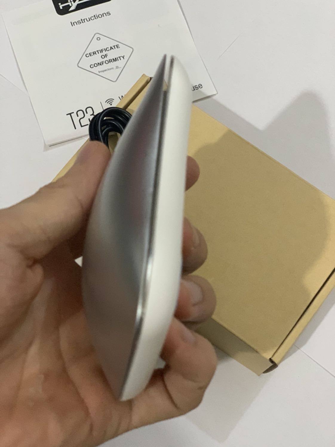 Chuột nhỏ gọn, rất đẹp, phím bấm êm. Màu bạc sang trọng rất hợp với màu máy tính mình. Sạc pin tiện lợi. Cho 5 sao