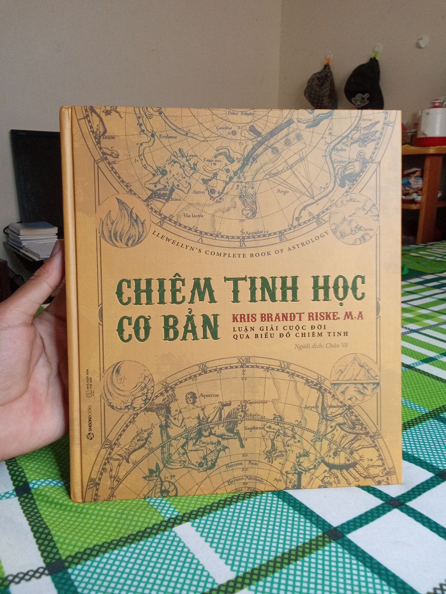 Cuốn sách Chiêm Tinh Học Cơ Bản đã tổng hợp tất cả những gì cơ bản , căn bản để hiểu về bộ môn chiêm tinh học , luận giải lá số , hiểu về bản thân hơn . bìa sách cứng khá đẹp , mỗi cái hơi nặng , shop giao hàng rất nhanh , rất đáng đồng tiền , đánh giá 5 sao .