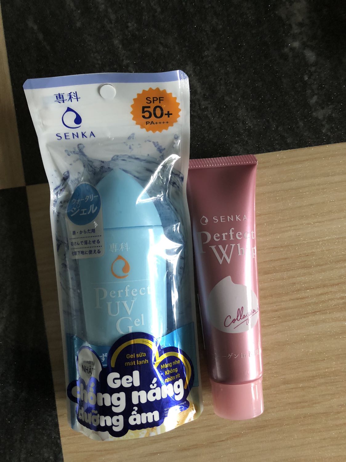 Lần đầu tiên mua sp, mình chưa dùng nên chưa biết chất lượng như nào. Rất mong là sẽ hợp với mình. Điều mình thích ban đầu là được shop tặng sửa mặt và nước tẩy trang, nhưng nước tẩy trang mãi ngoài HN, mình chưa nhận được. Dù sao cũng rất vui và cảm ơn shop. Nếu dùng hợp mình sẽ tiếp tục ủng hộ shop