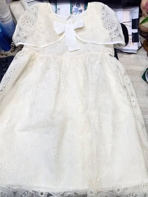 Váy ren dễ thương lắm ạ. Đường may chắc chắn. Có lớp lót phía trong không gây dặm ngứa.