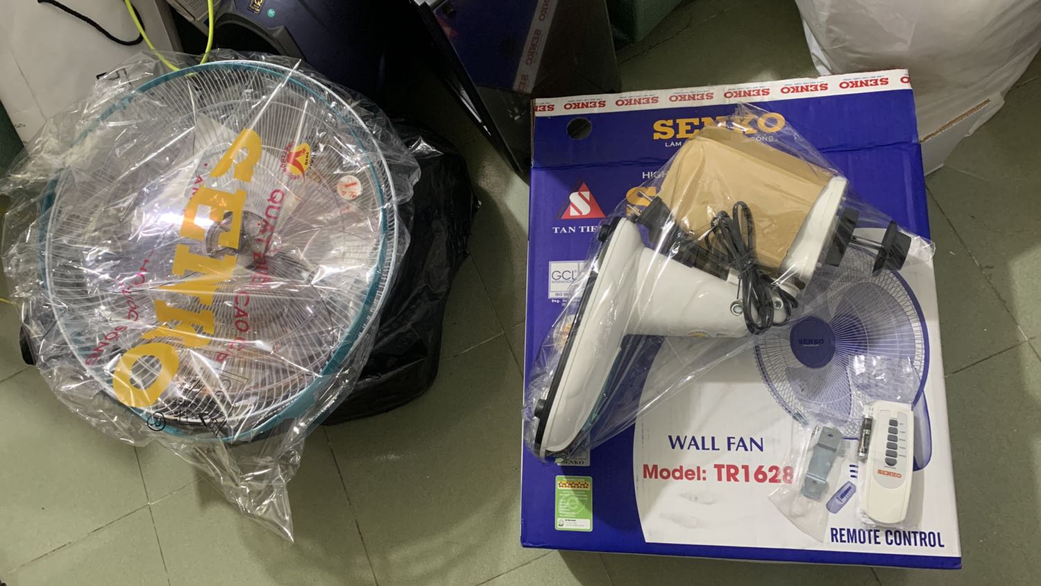 Hàng chuẩn Senko, đủ linh phụ kiện đi kèm. Remote cũng có pin AAA x2. Góc làm việc của mình giờ mát rượi luôn :D Tốc độ Low mà mát rồi. Lại có đèn định vị trong tối nữa dễ bấm remote.
Cảm ơn Tiki và Senko! Hàng chuẩn Senko, đủ linh phụ kiện đi kèm. Remote cũng có pin AAA x2. Góc làm việc của mình giờ mát rượi luôn :D Tốc độ Low mà mát rồi. Lại có đèn định vị trong tối nữa dễ bấm remote.
Cảm ơn Tiki và Senko!