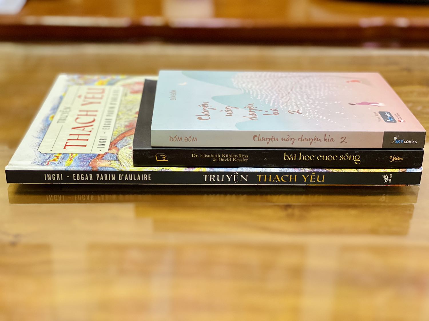 - Tiki giao hàng chậm hơn dự kiến. Đóng gói lỏng lẻo, không có giấy chèn, đơn hàng 3 quyển chỉ 1 quyển được bọc màng co. 
- Sách bìa cứng, khổ to, chất lượng giấy dày dặn. Sách được minh họa màu và minh họa trắng đen xen kẽ nhau. Nội dung sách bao gồm nhiều câu chuyện nhỏ xoay quanh những thạch yêu khác nhau. 
- Giá mình mua đã giảm khá nhiều so với 1 sản phẩm chỉnh chu như thế này.