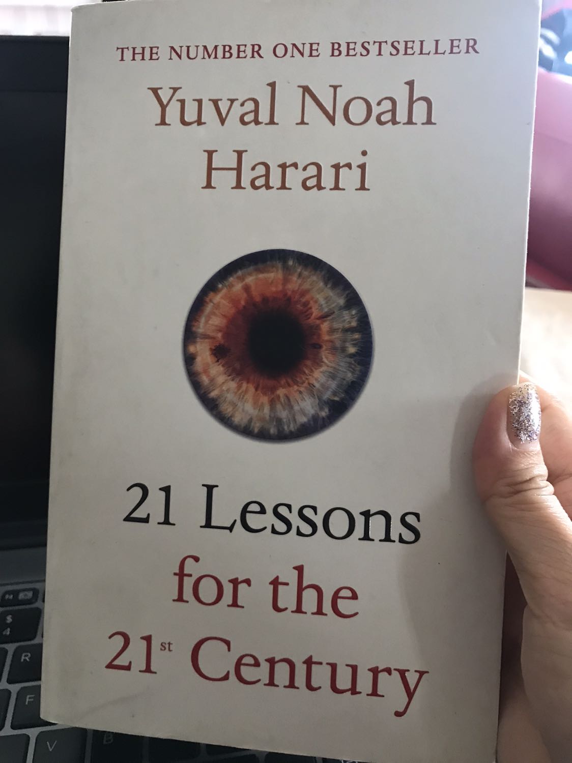 Quyển sách được Tiki đóng gói kỹ càng. Trọng lượng sách rất nhẹ, nhẹ hơn quyển dịch bằng Tiếng Việt cùng nội dung. Nội dung sách thì hay khỏi bàn, rất thiết thực cho bất kì đối tượng đọc nào từ 20 tuổi trở lên quan tâm đến diễn biến của thế giới trong hiện tại lẫn tương lai. Quyển sách rất hay và đáng mua.