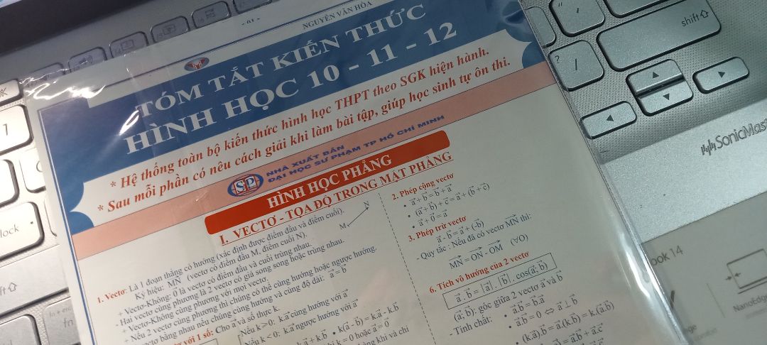 Có bao đóng gói cẩn thận, nội dung tổng hợp dễ học 👏🏻 Lí thuyết 3 năm đèn vở gộp chung vào 1 ❤️❤️❤️