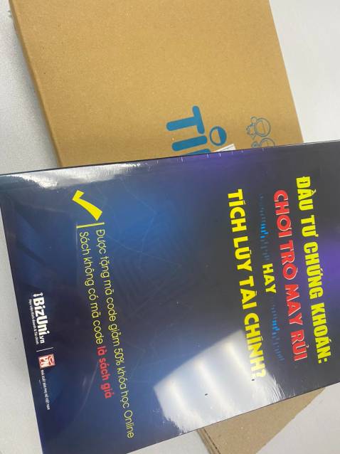 Tiki giao hàng siêu nhanh dù mình để giao hàng tiêu chuẩn mà nhận ngay trong ngày luôn ạ! Sách được bọc cẩn thận cả hộp, mở sách ra còn bị bóng giúp sách còn mới!
Sách còn được tặng kèm mã code giảm 50% khóa học nữa! 
Nội dung mình chưa đọc hết nhưng cách trình bày đẹp mắt - dễ nhìn. 
Trước đây mình đã đọc sách "Tài chính cá nhân dành cho người Việt Nam" của tác giả Lâm Minh Chánh nên tin rằng cuốn sách này sẽ dễ đọc và có nhiều giá trị. 

Cám ơn Tiki, cảm ơn tác giả về cuốn sách này.