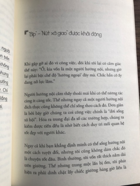 - Tiki giao hàng cực nhanh. Sách mới, đẹp, ko bị hư hại gì 10 đỉm 🤗
- Nội dung: đây là cuốn sách đích thị dành riêng cho những người hướng nội. Sách như một quyển nhật kí ghi lại cuộc sống của người hướng nội, đưa ra những lời khuyên rất bổ ích, giúp người hướng nội sống thật vs tính cách của mình,hài lòng vs bản thân, ko nhất thiết phải chạy đua theo những người hướng ngoại. Mình cũng là người hướng nội nên rất đồng cảm vs những gì tác giả viết.