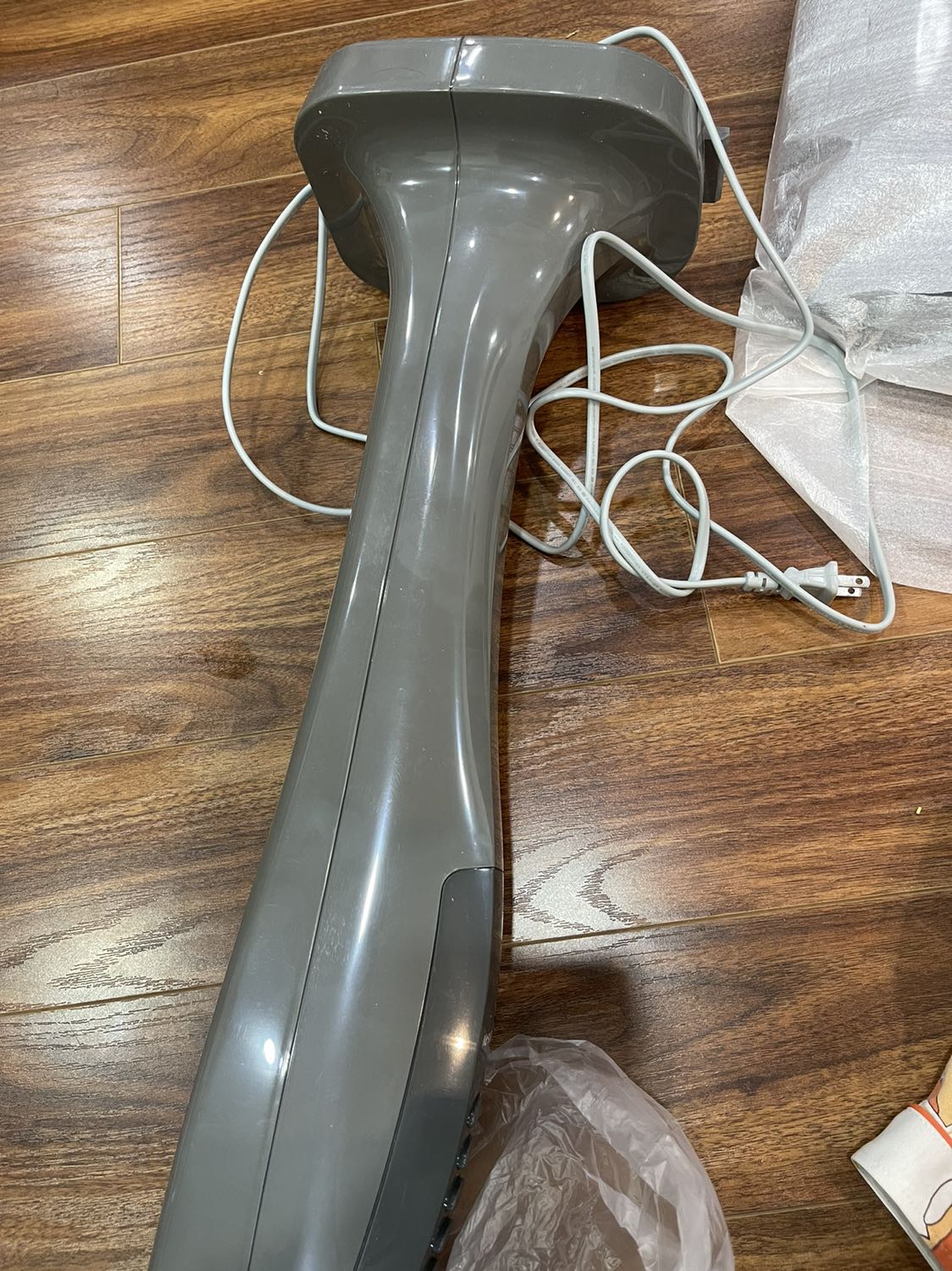 Tôi mua quạt mới nhưng nhận được thùng đóng lại chứ không phải thùng nguyên, bên trong pack rất cẩu thả. Quạt xước tùm lum.