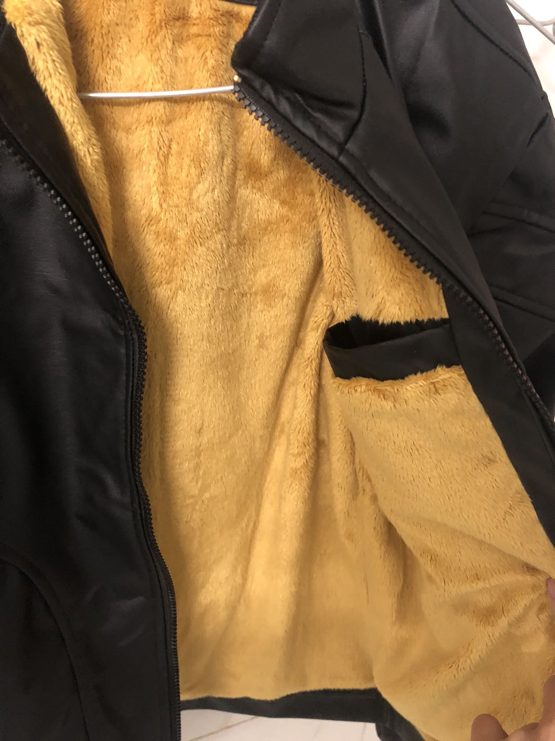 Thất vọng vì chiếc áo có lớp áo trong màu vàng. 
Do tôi đen hay do shop đăng ảnh thiếu thông tin về lớp áo trong
Thôi coi như mất tiền *** :(