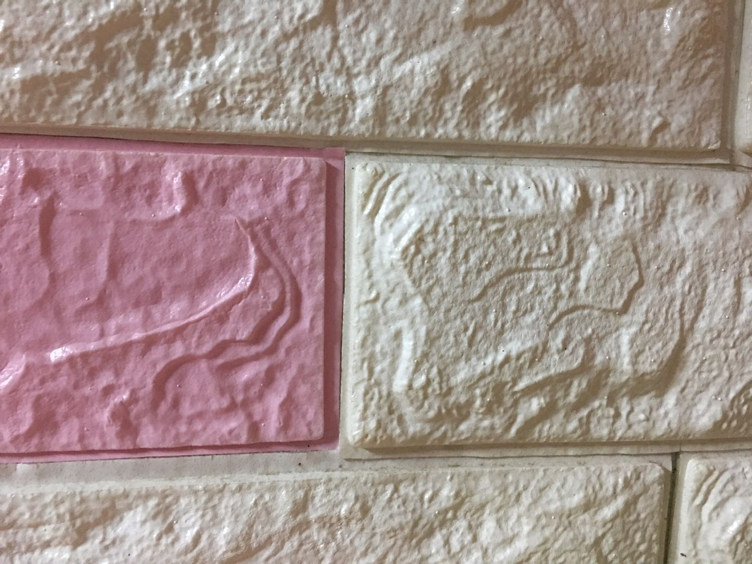 Sản phẩm giao đúng mẫu đúng màu. Sp (màu hồng) hơi mỏng hơn so với sp (màu trắng) mình mua ở ngoài nên khi mn dán thì canh đúng vị trí hãy dán cố định vì khi đã dán thì gỡ ra dễ bị rách. Tuy nhiên so với giá 85k/5 miếng thì quá rẻ. Giờ mình đặt thêm 3 combo (15 miếng) nữa để ủng hộ shop. Hy vọng shop sẽ giao đúng màu.