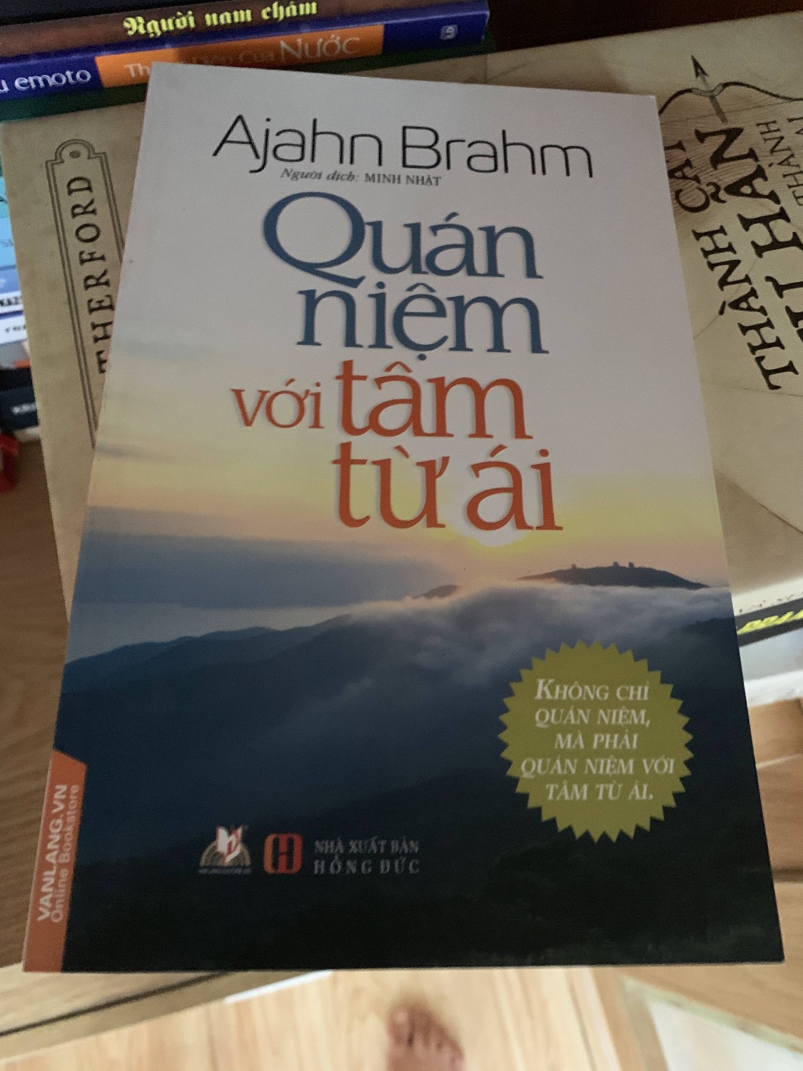 Tâm từ ái là cách quán niệm vô cùng hữu hiệu để được định tâm, Thiền Sư Ajahn Brahm là đệ tử Tây Phương xuất sắc của Ajahn Chah, giọng văn của ông vô cùng cuốn hút và có phần dí dỏm, rất thoải mái để dựa vào đó mà tu hành.
