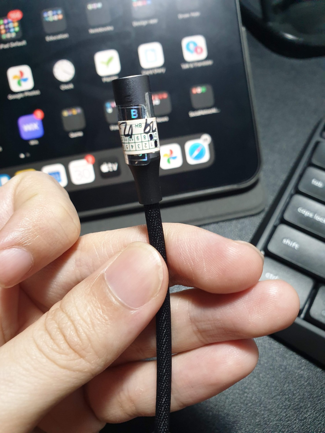 Thiệt tình tại sao mình lại không đọc comment của các bạn đã bị *** trước đó nhỉ. CHẮC TẠI DO MÌNH CẦN QUÁ, NÊN MUA VỘI. TIKI ƠI CỨU TÔI VỚI, TRẢ LẠI TIỀN CHO TÔI. CẤM CÁI SHOP NÀY BÀN HÀNG ĐI Ạ.