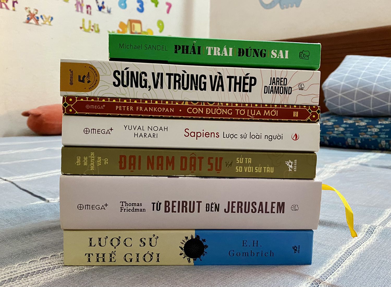 Tiki giao hàng siêu nhanh. Đây là một trong những cuốn sách mình rất thích.
Nhiều câu hỏi ‘tại sao’ được làm sáng tỏ: ‘tại sao người châu Âu lại đi khai phá Thế giới này, tại sao không phải người Trung Hoa hay bất cứ một tộc người nào khác? Tại sao tốc độ phát triển của các dân tộc tại các vùng địa lý khác nhau lại khác nhau?…’ 
Các kiến thức về địa lý, khảo cổ, lịch sử, sinh học … được tác giả vận dụng để giải thích rất nhiều sự kiện và kết quả để lại.
Rất đáng để đọc nhé.