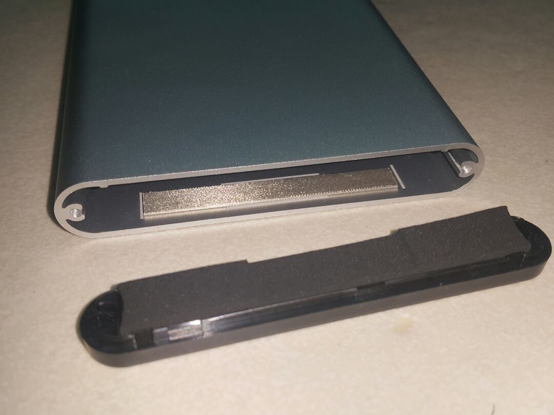 Sau khi đổi tên từ 3.0 sang 3.1 gen1, vỏ vẫn như nhau, vẫn chipset asm1153e. Tuy nhiên cáp lại nhỏ hơn, hi vọng bền. Enclosure 2.5" made in taiwan này là loại tốt nhất có ở vn. Sau khi đổi tên từ 3.0 sang 3.1 gen1, vỏ vẫn như nhau, vẫn chipset asm1153e. Tuy nhiên cáp lại nhỏ hơn, hi vọng bền. Enclosure 2.5" made in taiwan này là loại tốt nhất có ở vn.