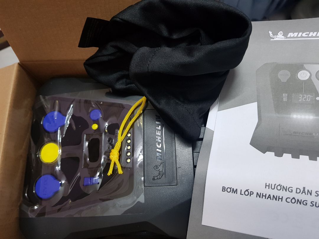 Shop giao hàng sớm hơn dự kiến. 
Bơm mới cóng lại bao bọc gói kĩ rất hài lòng!
Đã xài. Thấy tiện & tốt hơn model cũ của máy bơm Michelin.

Có cái túi vải giữ máy sạch và chế độ ngắt khi bơm đủ hơi tốt hơn máy cũ.

Sẽ ủng hộ shop tiếp. Cảm ơn nhiều!