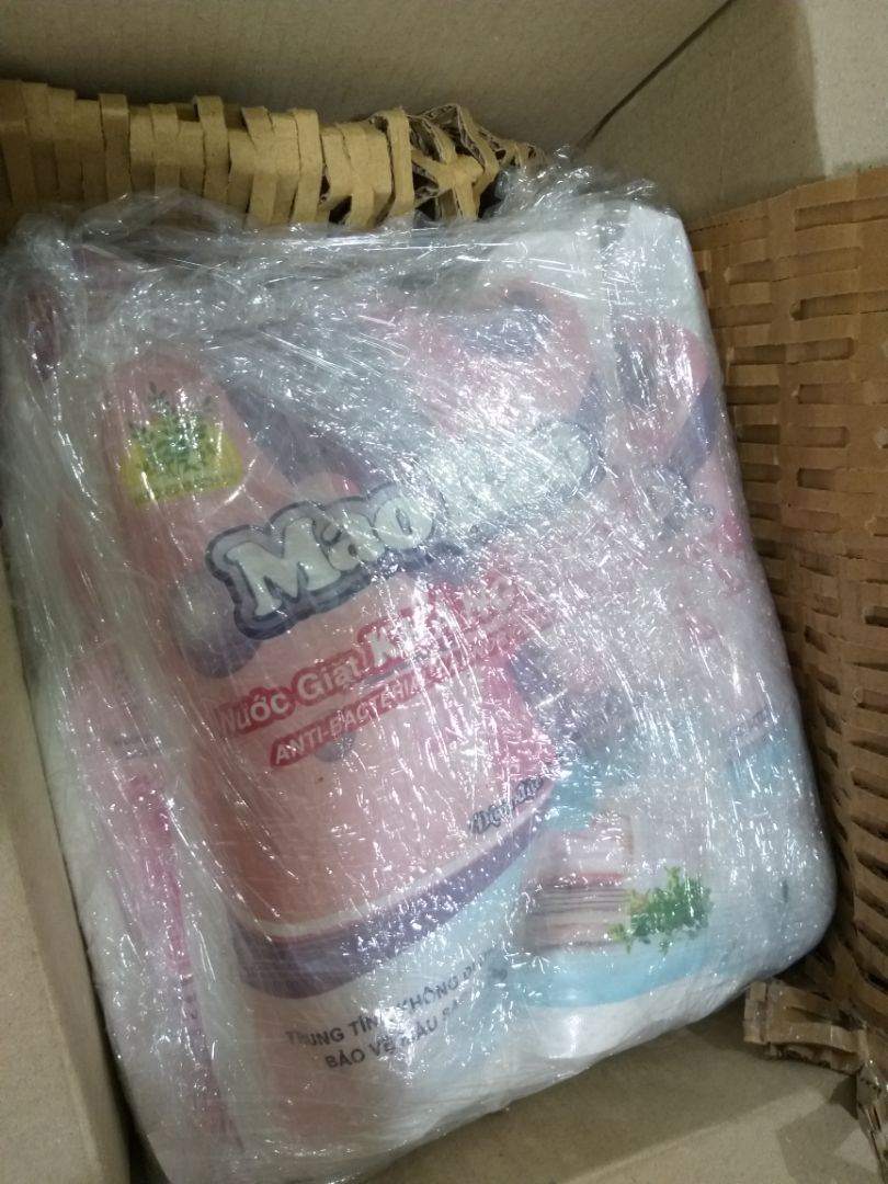 Nước giặt trong suốt, có mùi thơm nhẹ nhàng dễ chịu. Giặt sạch quần áo. Bao bì sản phẩm được đóng gói cẩn thận khi giao. Giao hàng đúng thời gian yêu cầu. Đã mua dùng nhiều lần.