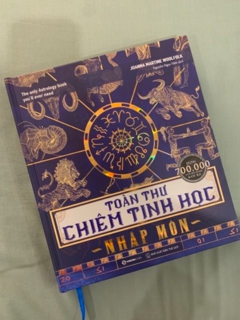 Sách đẹp. Tiki giao hàng rất nhanh và chuẩn. Sách mới và lành lặn ko 1 vết xước. Giá tốt. 
Review 1 chút về sách:
Sách dc chia mục lục khá rõ ràng và dễ đọc, dễ nắm bắt kiến thức. Nhưng cá nhân mình thấy chưa đủ sâu và còn bị lược thông tin, ko đầy đủ. Cụ thể là 1 vài khái niệm như Long Thủ (True Node/ North Node) và Chiron, xuất hiện ở hầu hết các biểu đồ cung hoàng đạo thì chưa dc giải thích rõ ràng và bị lược bỏ trong hầu hết các chương có liên quan. Phần góc chiếu và biểu đồ cặp đôi còn sơ sài so với nội dung tổng thể cuốn sách. Tên gọi của 1 số cung chưa phải là tên phổ biến nhất nên hơi mất thời gian để ngồi tra cứu lại (cung Dương Cưu, Thiên Xứng, Ngư Dương... lần đầu mình dc nghe luôn, bình thường mình vẫn biết 3 cung đó là Bạch Dương, Thiên Bình, Ma Kết). Theo mình, 1 số khái niệm nên dc để bằng tiếng Việt và tiếng Anh song song để dễ tra cứu hơn là để phần từ vựng ở cuối. Và ý cuối cùng mình muốn đóng góp chi tác giả/ nhà in cuốn sách, là nên in tên tiếng Việt + Tiếng Anh + biểu tượng của các cung hoàng đạo lên trên bookmark để người đọc tiện tra cứu, nhất là khi các biểu đồ cung hoàng đạo hiện nay chỉ hiển thị biểu tượng của các cung chứ ko hiển thị chữ. Cảm ơn tác giả, dịch giả, nhà xuất bản, Tiki và bên giao hàng vì cuốn sách đã giúp mình tổng hợp dc khá nhiều kiến thức tổng quan về chiêm tinh học. Review của mình sẽ dành cho nội dung cuốn sách nhé.