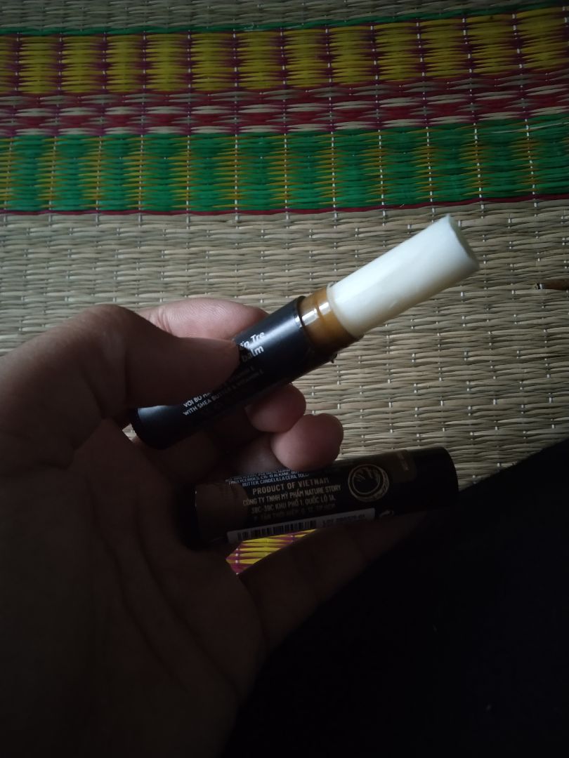 Dùng rất mềm môi , có mùi hương của dừa nhè nhẹ , giao hàng rất nhanh!