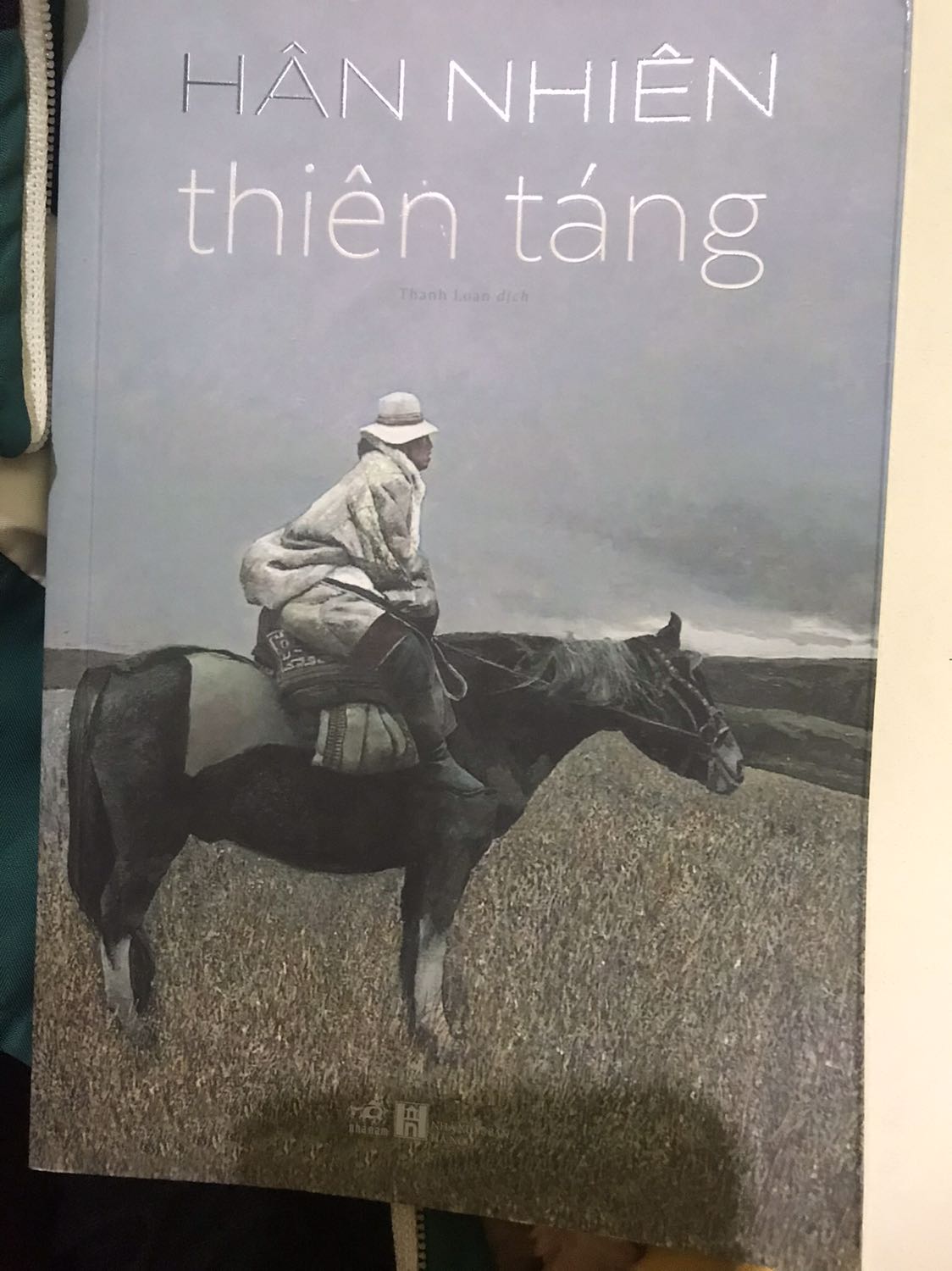 Đọc trong 4 tiếng là hết cuốn này, mình khóc lên bờ xuống ruộng xong lên gg thì ngta nói đây là cuốn sách không dựa trên câu chuyện có thật, chỉ là bịa ra để nhồi nhét yếu tố lịch sử chính trị của người TQ. Nhưng mình vẫn thấy nó khá hay🥲
