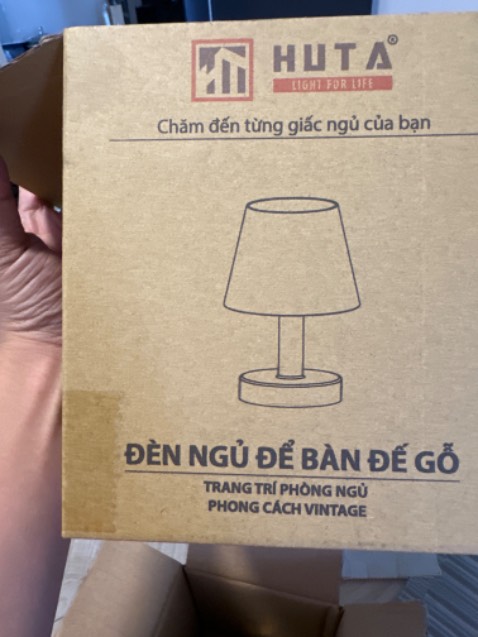 Lúc đầu mua mình không thấy bóng, định cho shop 1 sao. Nhưng hoá ra là xài bóng led vàng gắn sẵn. Đèn nhỏ nhắn, trang nhã. Chưa biết có bền không nhưng cho shop 5 sao