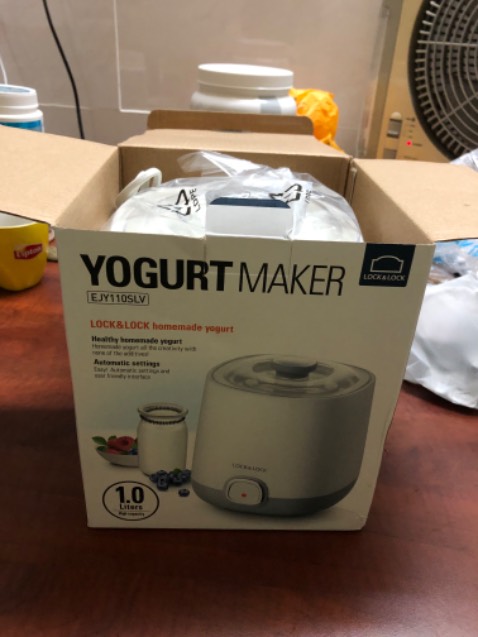 Trước tiên tui xin cám ơn nhà cung cấp đã giảm giá cho tui mua  máy làm sữa chua  để hai mẹ con ăn hàng ngày .Máy rất gọn , nhẹ & đẹp  ,dễ dàng đi chuyển.Tui đã đọc cmt   của ai đó y/c  nhà cung cấp phải có HDSD bằng tiếng việt  thì xin tl rằng có đấy bạn nhé, trừ  phi bạn đã bị rách .Nếu không thì lên mạng đánh mã máy hay thương hiệu locknlock thì sẽ có thôi , vì đã nhập về VN thì bắt buộc  nhà sản xuất phải có  ( nó giống như tấm vé để NSX bán được sản phẩm) Trước tiên tui xin cám ơn nhà cung cấp đã giảm giá cho tui mua  máy làm sữa chua  để hai mẹ con ăn hàng ngày .Máy rất gọn , nhẹ & đẹp  ,dễ dàng đi chuyển.Tui đã đọc cmt   của ai đó y/c  nhà cung cấp phải có HDSD bằng tiếng việt  thì xin tl rằng có đấy bạn nhé, trừ  phi bạn đã bị rách .Nếu không thì lên mạng đánh mã máy hay thương hiệu locknlock thì sẽ có thôi , vì đã nhập về VN thì bắt buộc  nhà sản xuất phải có  ( nó giống như tấm vé để NSX bán được sản phẩm)