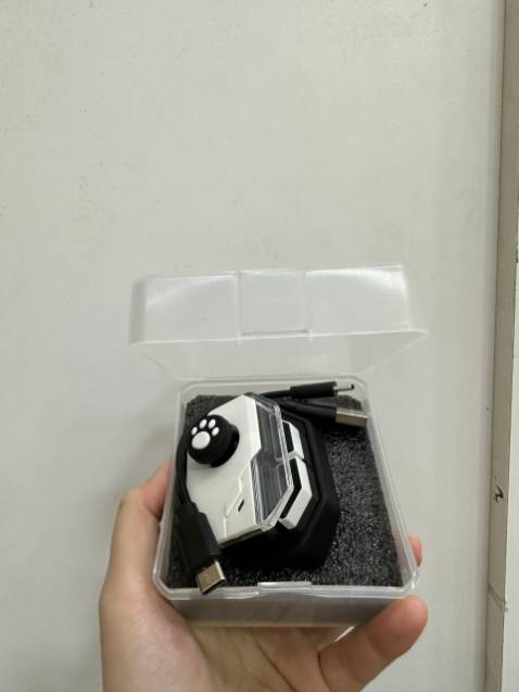 Tay cầm chơi game nhỏ gọn, còn có nút bọc hình tay mèo dễ thương, hộp đựng chắc chắn , chơi game cực thích mình rất ưng.
