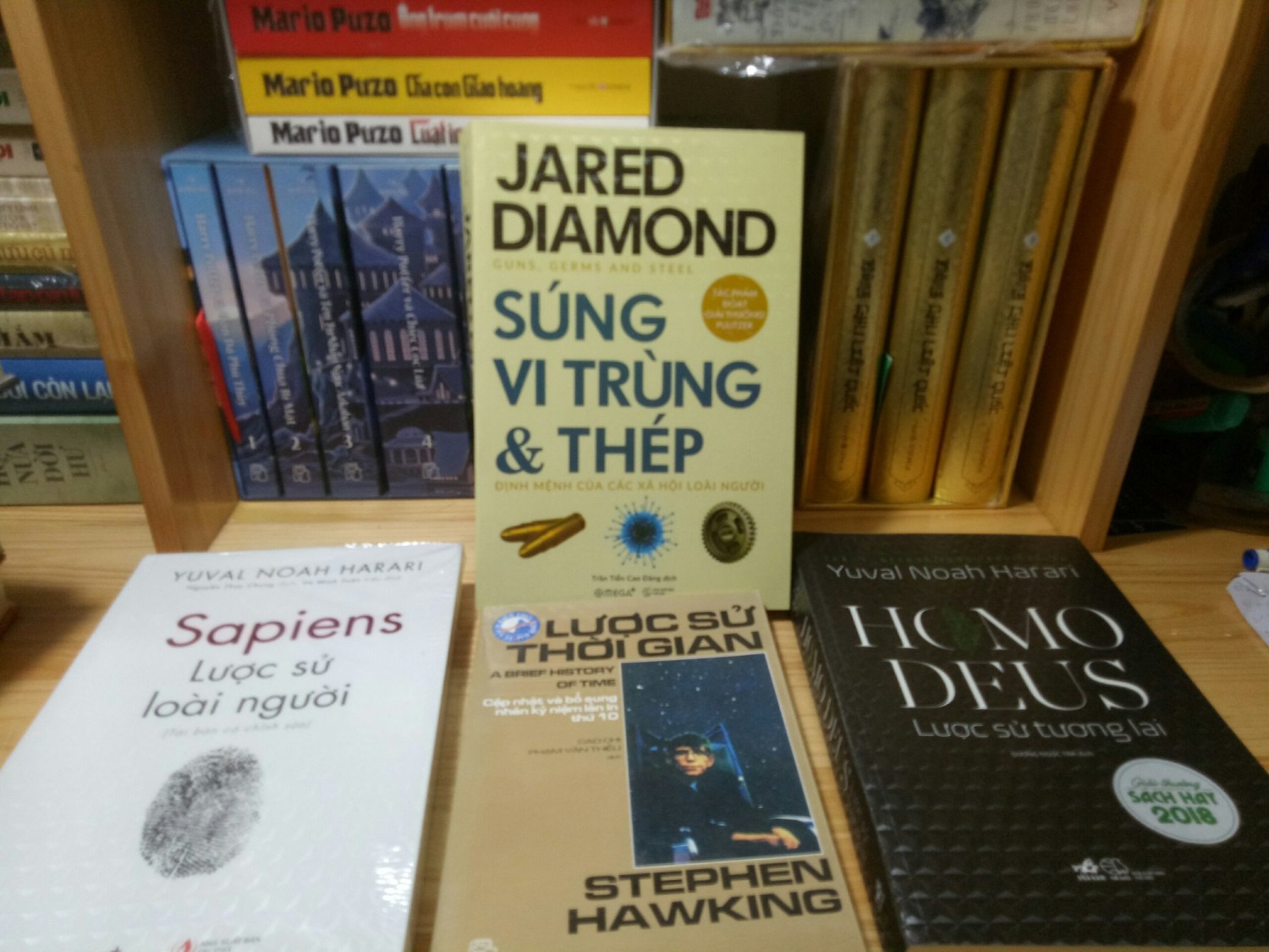 Cuốn sách này của Omega Plus quá tốt, tốt từ chất lượng sách đến nội dung.....Trong thực tế lâu nay ta đã biết và chứng kiến nhiều sự vật, hiện tượng nhưng ta thường coi đó là sự hiển nhiên mà không đặt ra các câu hỏi và lý giải cho các sự vật, hiện tượng đó hoặc đưa ra các lý giải mà không xuất phát từ ngọn nguồn vấn đề. Ta đã biết trên trái đất đã từng có nhiều loài người từng tồn tại rồi bị diệt vong. Ta đã biết có nhiều quốc gia, nền văn minh cổ đại từng tồn tại đã bị diệt vong và ta thấy có xã hội này thì phát triển hơn và có xã hội kia lạc hậu hơn. Nhưng chúng ta thực sự chưa hiểu rõ ngọn ngành, bản chất của các sự việc đó. " Súng, Vi trùng và Thép" của Jared Diamon đã cung cấp cho ta một dữ liệu kiến thức khoa học rất lớn cộng với những luận điểm luận giải của tác giả giúp chúng ta tiếp cận đa chiều hơn, mới mẻ hơn để đi tìm đến gần hơn ngọn nguồn của lịch sử các xã hội loài người.