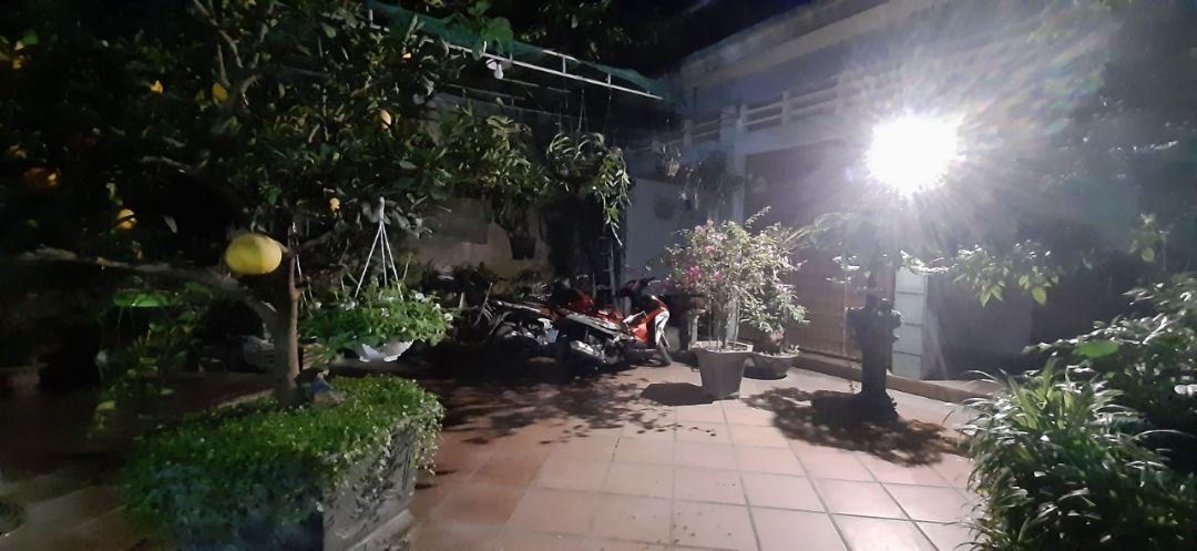 Đúng loại mình cần tìm để thay thế mấy con Camera tàu. Made in VN, lại còn sever Amazon nữa thì quá yên tâm về bảo mật dữ liệu, không sợ lộ clip :))
Cam CUVO có độ hoàn thiện rất tốt, cầm nặng thật. Chất lượng hình ảnh ở mức khá nhưng được cái góc nhìn siêu rộng, cảm biến phát hiện người rất nhạy và được cái không phải bật đèn ngoài sân nữa vì đèn LED siêu sáng.