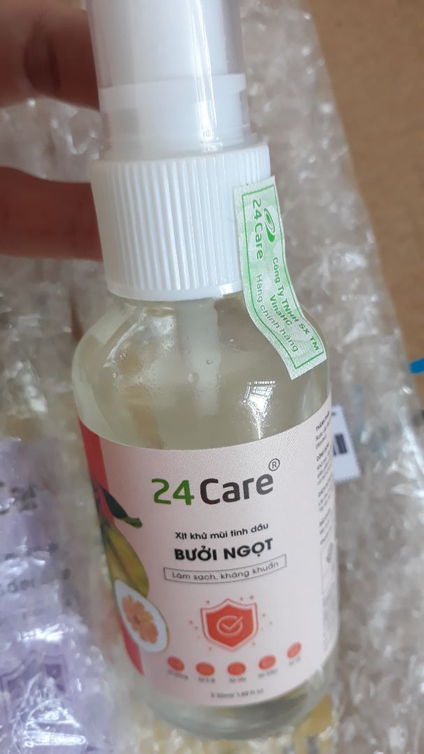 Hương bưởi này có lẽ là mùi sẽ hợp với nhiều người nhất. Thơm ngọt dịu mùi tinh dầu bưởi, có 1 ít mùi sả. Chai nhỏ tiện mang đi, có chai lớn 100ml nữa mà tớ mua này xài thử trc hehe